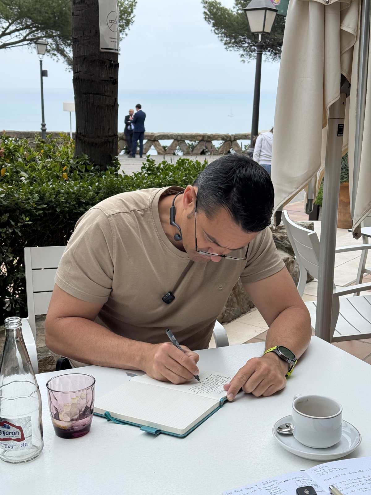 Manuel Mateo trabajando junto al mar en Málaga