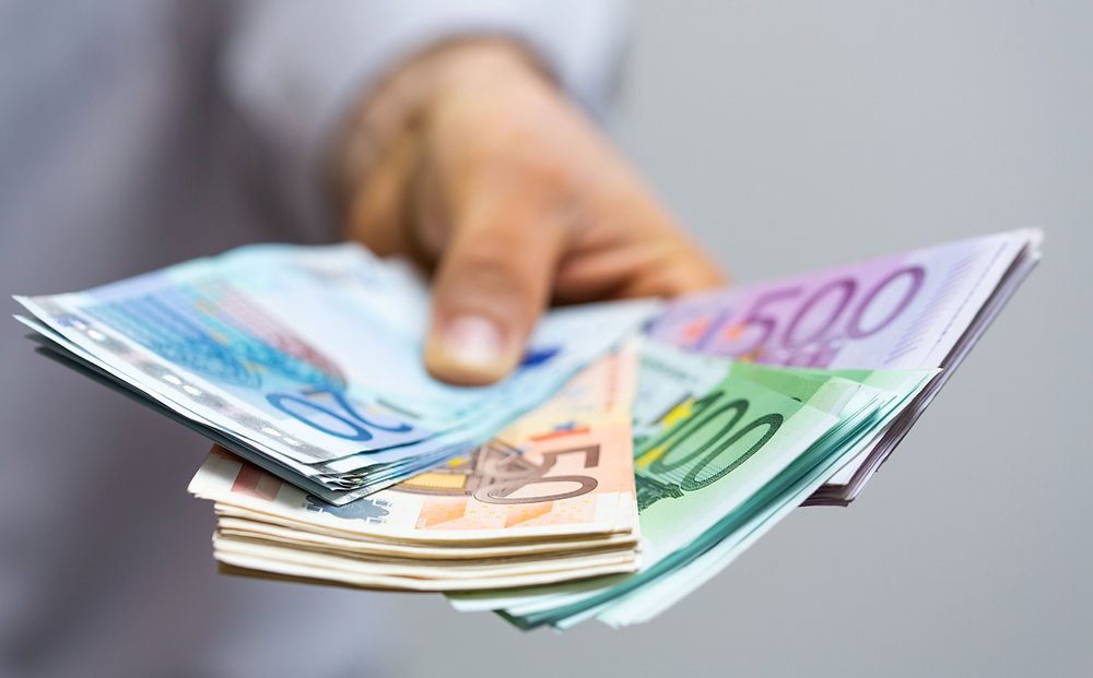 The money that you can carry in cash when you enter Spain