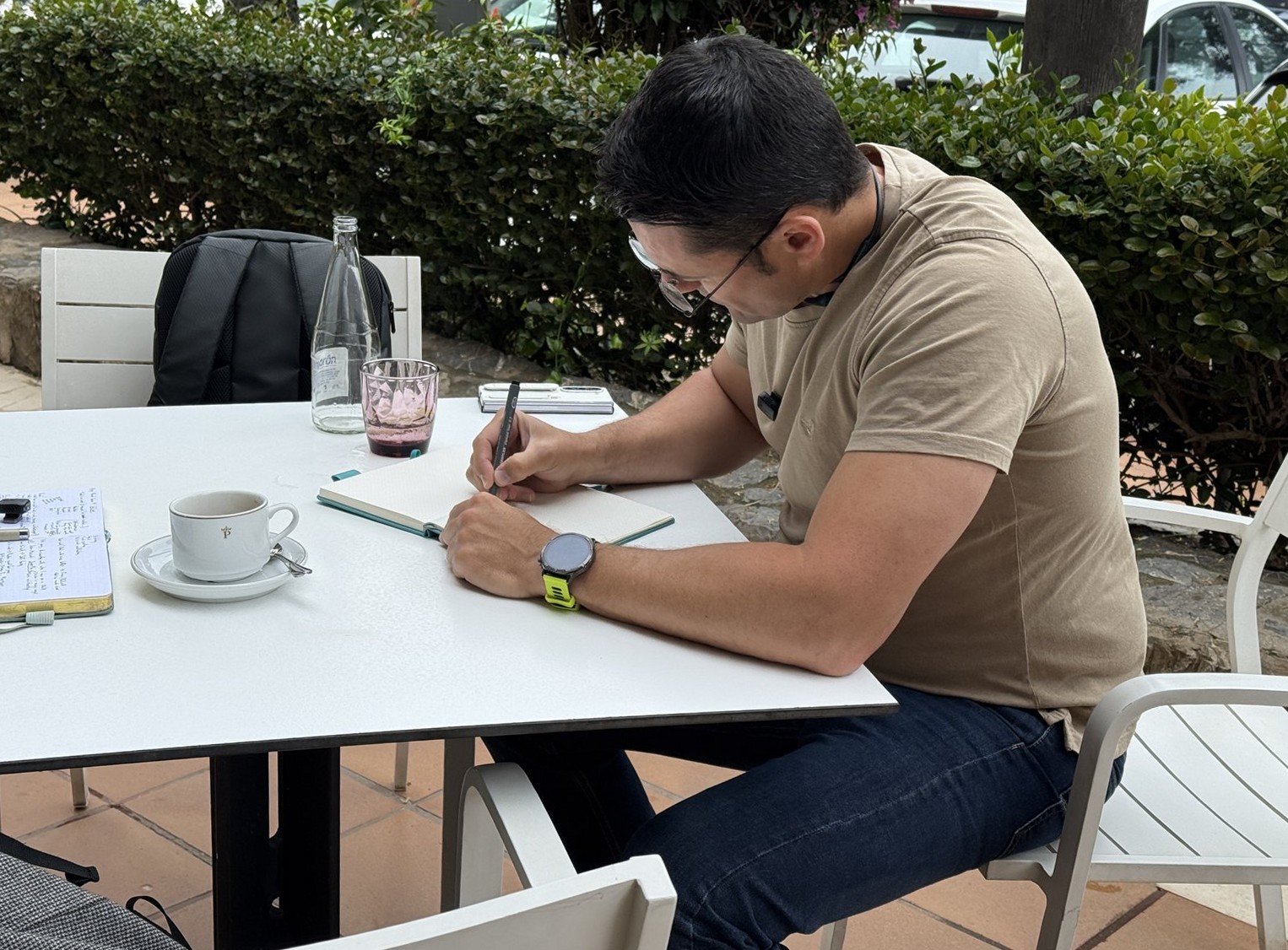 Manuel revisando un expediente en una cafetería de Málaga